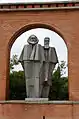 Statue de Karl Marx et de Friedrich Engels installées dans le mur de l'entrée