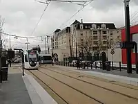 Arrivée d'un tram en direction de Montfermeil à la station République-Marx Dormoy.