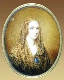 Portrait ovale d'une jeune femme portant un châle et un bandeau autour de la tête