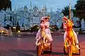 Mary Poppins et Bert devant It's a Small World