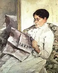 Assise dans un fauteuil, la mère de Mary Cassatt consulte le journal Le Figaro