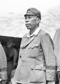 Photo en noir et blanc d'un général japonais en uniforme de campagne