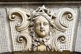 Mascaron d'une fenêtre du rez-de-chaussée.