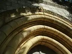 Mascaron et frise du portail de la chapelle romane de Plaincourault en 2017.