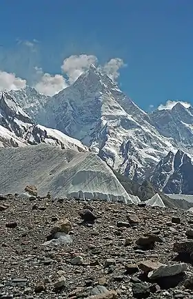 Le Yermanendu Kangri, à gauche et en contrebas du Masherbrum (7 821 m) au centre.