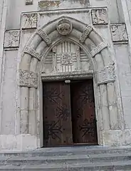 L'imposant portail.