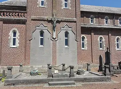 Tombe de la famille Fiévet au cimetière de l'église Saint-Martin de Masny.