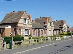 Des habitations groupées par cinq.