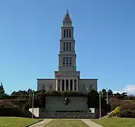 Vue en couleur d'un édifice élevé d'une tour carré.