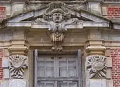 Masque en façade.