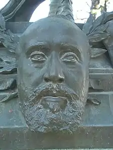 Masque de Faure par Zacharie Astruc sur Le marchand de masques (1883), sculpture dans le jardin du Luxembourg à Paris.