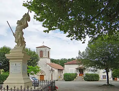 Le monument aux morts, l'église Saint-Vincent à côté de la mairie