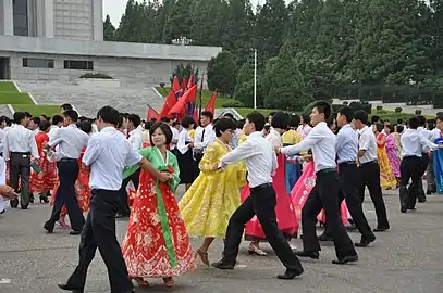 Danse de masse durant la fête nationale.