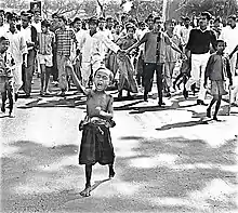 Enfant en tête d'un cortège de jeunes manifestants