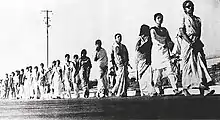 Jeunes femmes déflisant en file indienne.