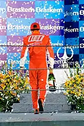 Felipe Massa, de dos et tête baissée sous la pluie de paillette du podium du Grand Prix du Brésil 2008.