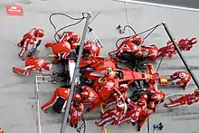 La Ferrari de Massa, entourée des mécaniciens lors d'un arrêt aux stands, en 2008, vue de haut.