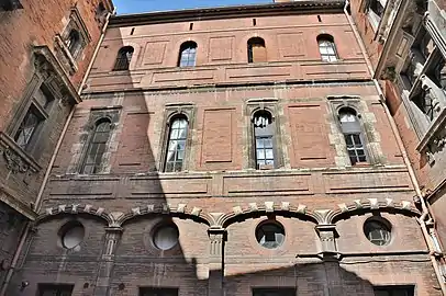 Massas : façade nord remaniée au XIXe siècle.