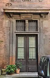 Ancienne fenêtre transformée en porte.