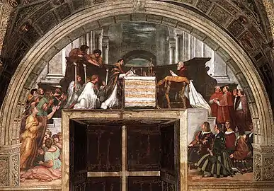 Image à fresque sous un arc architectural avec au centre jusqu'à mi hauteur une porte, sur le côté gauche, le prêtre disant la messe avec devant lui, le pape agenouillé, devant l'autel, appuyé sur un lutrin.