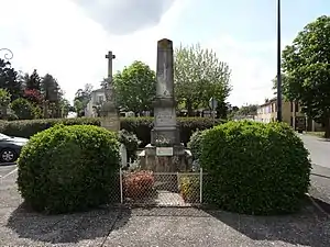 Monument aux morts et croix.