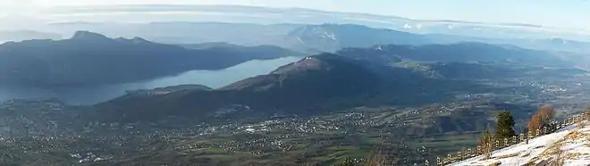 Autre point de vue présent au Revard, dominant la vallée d'Aix-les-Bains et le lac du Bourget ; le mont de la Charvaz, ainsi que le massif de la Chambotte sont visibles.