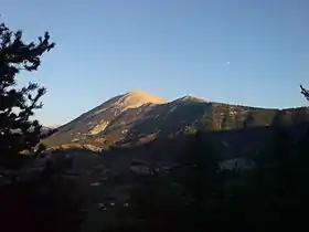 Vue sur la montagne de Cordœil (Petit Cordœil à droite, avec le pylone ; Grand Cordœil à gauche), depuis la montagne du Cheval Blanc.