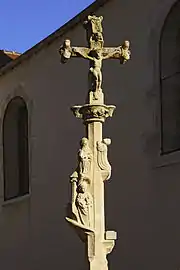 Croix de cimetière à fût ouvragé de 1547 à Massingy-lès-Vitteaux (Côte-d'Or).