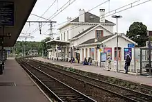 Vue des voies et du bâtiment voyageurs de la gare de Massy-Palaiseau-GC.