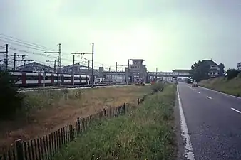 En 1983, avant les travaux. Le terre-plein gazonné correspond à l'ancienne ligne de Paris à Chartres par Gallardon.