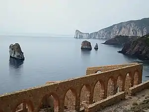 Photographie de la côte de Nebida. Au premier plan, les vestiges de l'ancienne laverie Larmamora