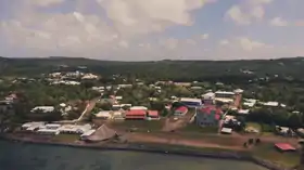Photographie du survol en drone de Mata Utu, chef-lieu de Wallis-et-Futuna bordant la mer.
