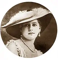 Photographie en noir et blanc du visage d'une jeune femme sous forme de médaillon.