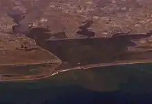 Photo satellite présentant en haut les terres et au bas de la photo la baie.