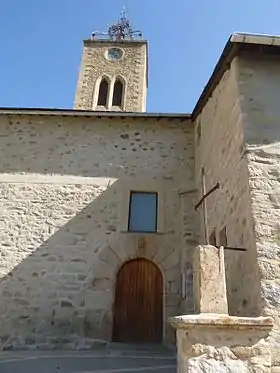 L'église Saint-Pierre de Matemale et la place Henri Vergès