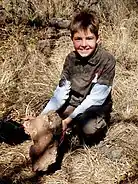 Mathew Berger montrant sa découverte de la clavicule droite de MH1, l'holotype d'Australopithecus sediba.