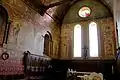 Vue de l'intérieur de l'église, avec le chevet plat, ajouré, et l'autel.