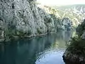 Falaises plongeant dans l'eau.