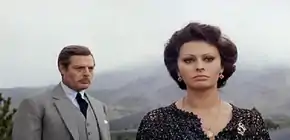 Sophia Loren et Mastroianni, en haut dans Dommage que tu sois une canaille (1954), en bas dans Mariage à l'italienne (1964).