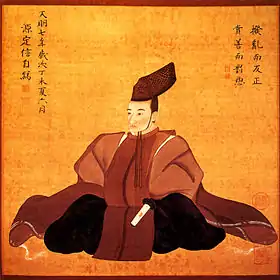 Peinture sur soie en couleur d'un homme assis en tailleur, vêtu d'une robe marron et noire et d'une coiffe traditionnelles japonaises, sur fond aux teintes orangées dominantes.