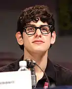 Matt Bennett interprète Robbie.