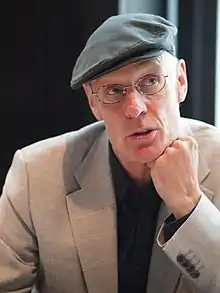 Matt Frewer interprète Logan.