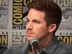 Matt Lanter interprète Wyatt Logan.