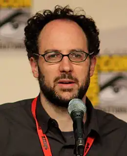 Photo de Matt Selman devant un micro à la Comic Con 2010