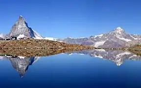 Les sommets isolés du Cervin et de la dent Blanche.