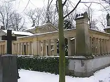 Tombe très grande avec chapelle.