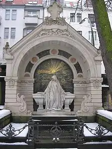 (de) Monument funéraire de Carl Hofmann, statue par Geiger, ornements par Westphal, Berlin, ancien cimetière Saint-Matthieu.