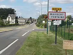 l'entrée du village ;