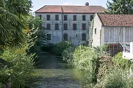 Le moulin à eau sur le canal de l'Échez.