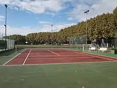 Le court de tennis.